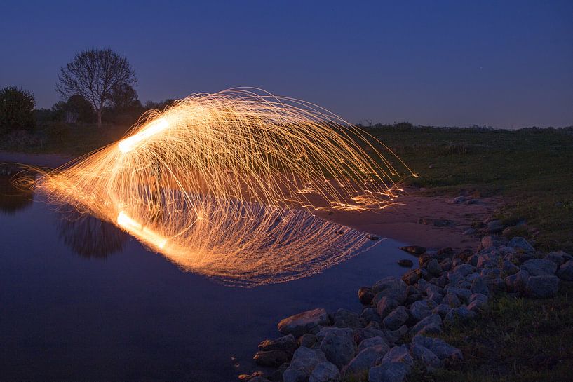 Staalwol vliegend over water by Robert Wiggers