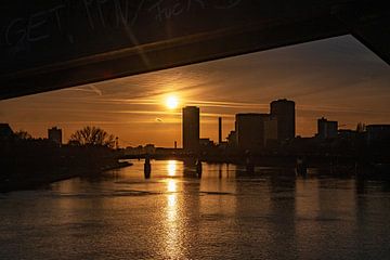 Skyline van Frankfurt bij zonsondergang van Flatfield