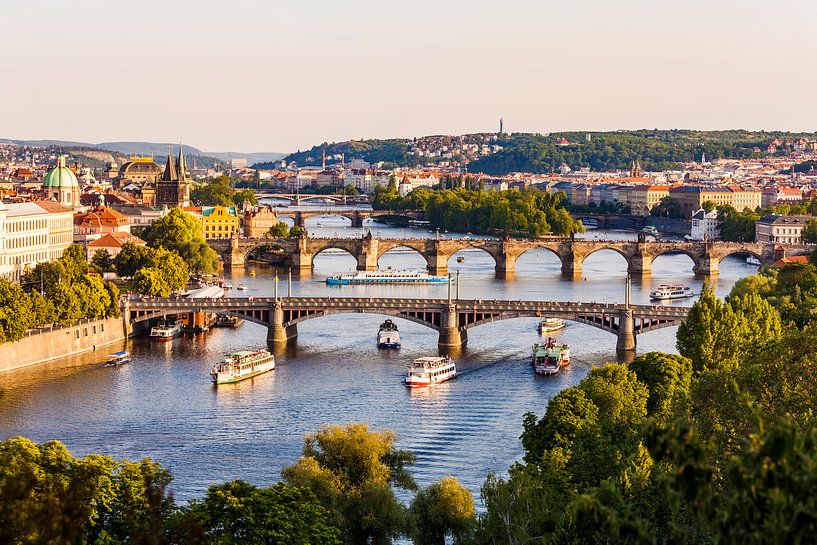 Bateaux d'excursion sur la rivière Vltava à Prague par Werner Dieterich
