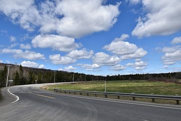 Une route de campagne  sous un ciel bleu sur Claude Laprise