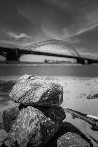 Waalstrand met Waalbrug van Rene van de Esschert