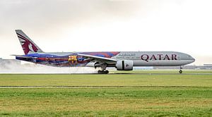 Qatar Airways Boeing 777-300 met FC Barcelona livery. van Jaap van den Berg