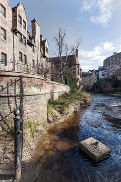 Historische Gebäude entlang des Flusses Leith in Edinburghs Dean Village von Peter de Kievith Fotografie