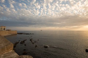 Zonsondergang Alghero, Sardinië, Italië van Joost Adriaanse