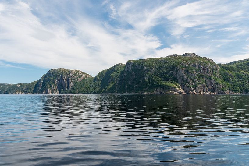 Spiegelung im Wasser in Norwegen von Manon Verijdt