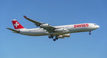Landende SWISS Airbus A340-300. van Jaap van den Berg