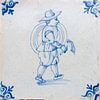 Originele antieke 17e-eeuwse Delfts blauw-witte tegel met afbeelding van  boer van Patricia Hofmeester