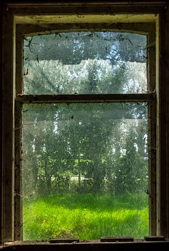 Schmutziges, verlassenes Fenster