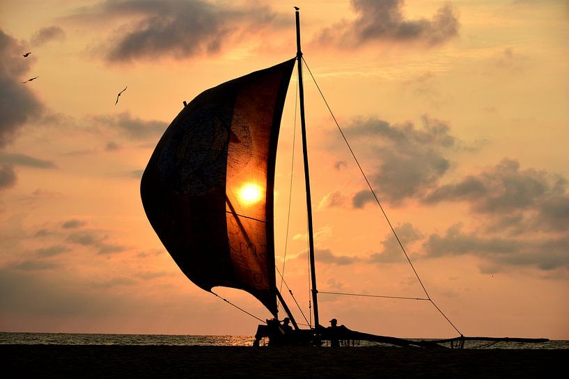Silhouette Nautique sous un Ciel Embrasé par Frank Photos