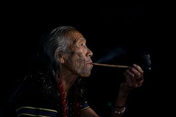 Femme chin au visage tatoué au Myanmar sur Antwan Janssen