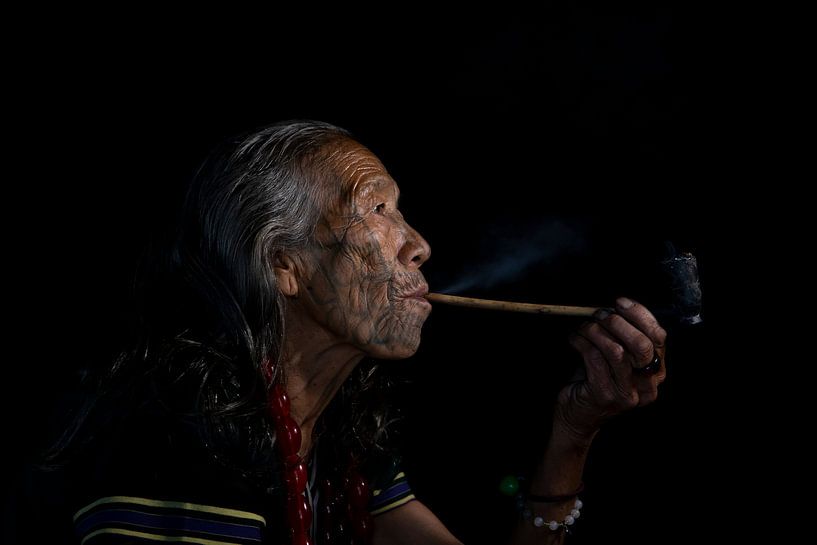 Chin-Frau mit tätowiertem Gesicht in Myanmar von Antwan Janssen