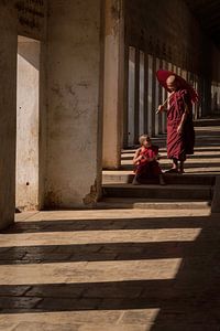 Conversation dans les couloirs d'un temple à Bagan