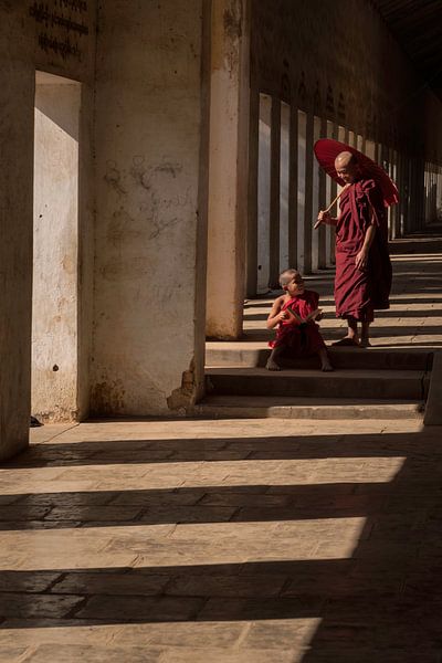 Conversation dans les couloirs d'un temple à Bagan par Anges van der Logt