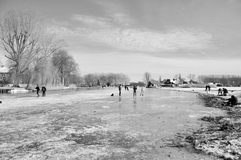 Skating in the Alblasserwaard Black and white