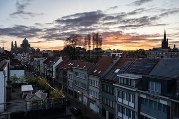 Stadzicht bij zonsondergang over Brussel, België van Werner Lerooy