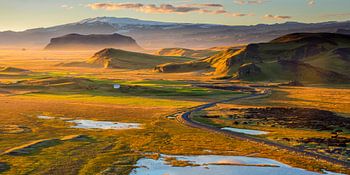 Golden hour lights at Dyrholaey