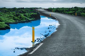 Kronkelweg door de Blue Lagoon (IJsland) van Martijn Smeets