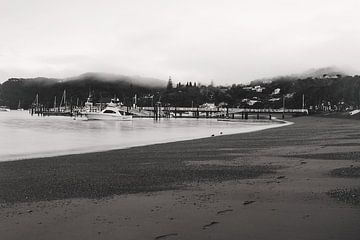 Regenachtige dag op het strand, pier bij mist, Vintage foto van Senta Bemelman
