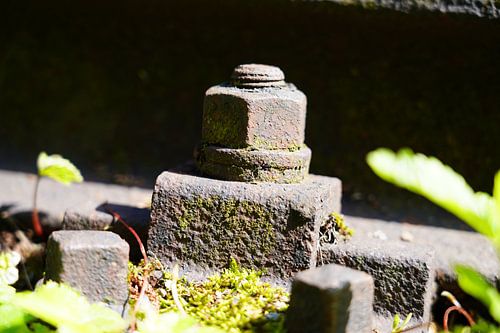 Des vis sur la voie ferrée