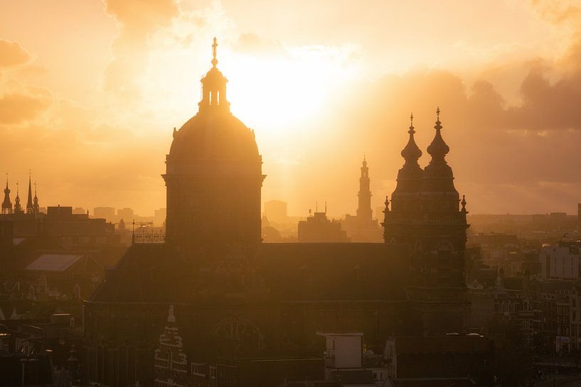 Nicolaasbasiliek in Amsterdam tijdens Zonsondergang van Albert Dros