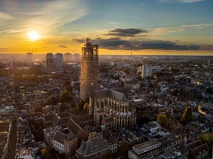 Luchtfoto van de Domkerk in Utrecht bij zonsondergang van Jan Hermsen