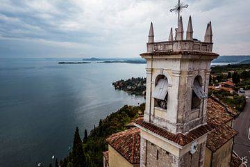 Kerkzicht op het Gardameer Italië van leonardosilziano