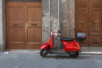 Rode Vespa scooter in Italië van Kok and Kok