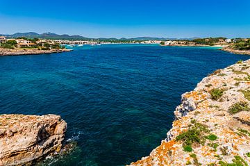 Havenstad Porto Colom, prachtige baaienkust op Mallorca, Spanje van Alex Winter