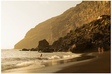 Strandleven! - Het zwarte strand op La Palma tijdens zonsondergang van André Post