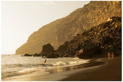 Vie sur la plage - La plage noire au coucher du soleil