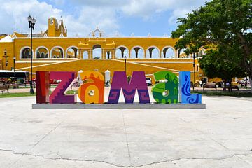 Les lettres colorées de la ville mexicaine d'Izamal sur David Esser