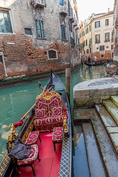Gondolas in oude centrum van Venetie, Italie van Joost Adriaanse