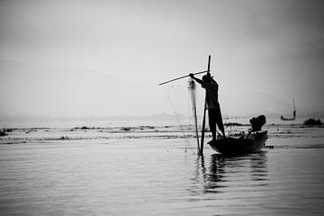 Silhouet van een visser met zijn visnet op het Indiemeer in Myanmar van Francisca Snel