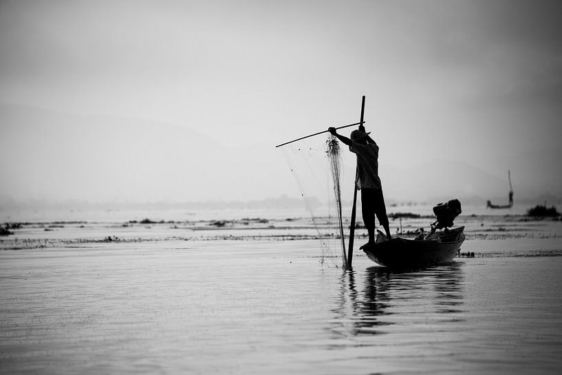 Silhouette d'un pêcheur avec son filet de pêche sur le lac Inde au Myanmar par Francisca Snel