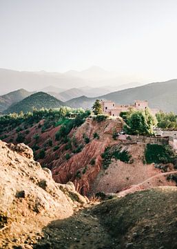 Maroc Montagnes de l'Atlas | Tirage photo Kasbah Bab Ourika | Photographie de voyage dans les montag sur Raisa Zwart