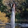 Reflectie van vrouw in witte jurk van Iris Kelly Kuntkes