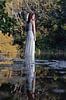 Reflectie van vrouw in witte jurk van Iris Kelly Kuntkes thumbnail