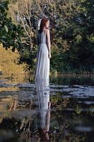 Reflectie van vrouw in witte jurk