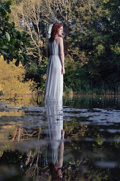 Spiegelung einer Frau in weißem Kleid von Iris Kelly Kuntkes