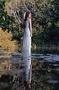 Spiegelung einer Frau in weißem Kleid von Iris Kelly Kuntkes Miniaturansicht