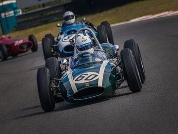 Les voitures de formule classique sortant du virage Gerlach Zandvoort sur Andre Bolhoeve