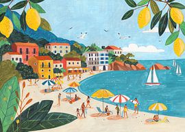 Sonniger Strand an der italienischen Küste mit Zitronenbäumen und Segelbooten