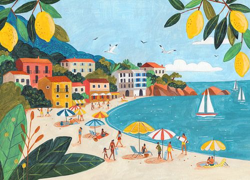 Sonniger Strand an der italienischen Küste mit Zitronenbäumen und Segelbooten