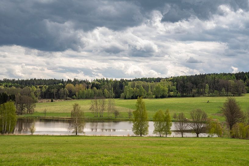 Landschaft mit einem Teich im Lausitzer Gebirge von Holger W. Spieker