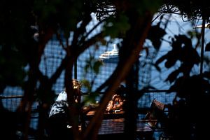 Verstecktes Restaurant über dem Meer