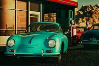 Porsche 356 in een oud benzinestation met twee Amerikaanse oldtimers van Jan Keteleer thumbnail