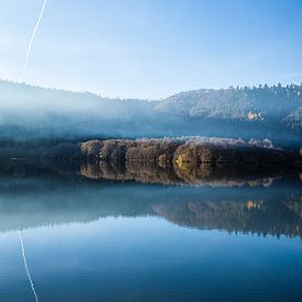 Het Lac Chambon in de Auvergne in Frankrijk von Rosanne Langenberg