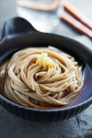 Soba-noedels in tsuyu-saus van Gayane Nakada