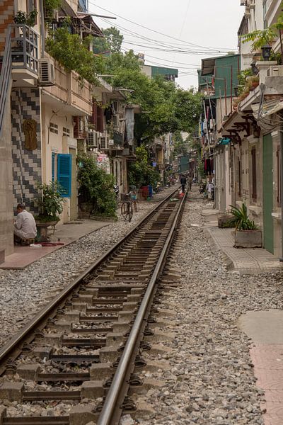 Train track through residential area in Hanoi by Sofie Bogaert