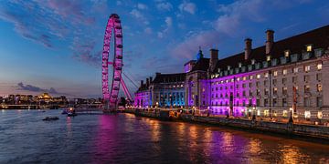 London Eye and Old County Hall during the blue hour by Markus Lange
